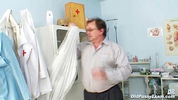 Preview 1 of Mom Wnd Boy Kids - Mature Vladirima gets pussy checked on gynochair