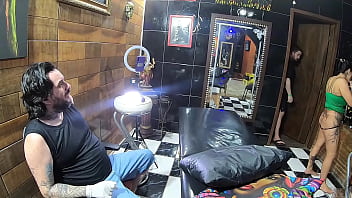 Preview 4 of Boy Is Luky - Vloog Essa Morena Tatuou a Bunda e Fez a Tatuagem Igual da Cantora Anita