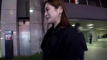 Preview 2 of Xvideos Com Me Ke - 100人以上の童貞を食い漁って来たアラサー美女奥さま登場！！童貞くん2人と夢の逆3Pセックスで乱れまくりイキまくり！！Part1