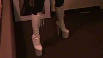 Preview 1 of Morgen Rukje - Footjob in Strapse