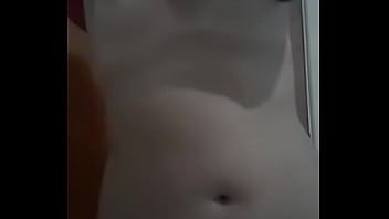 Preview 2 of German Onlineel Free Sex - Vadia ninfoman&iacute_aca tirando a roupa pra exibir o corpo perfeito pro seu dono na webcam