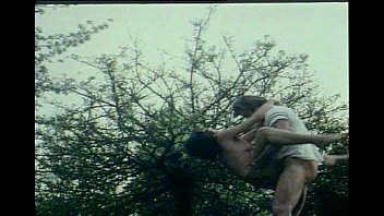 Preview 4 of Sekandal Ibu Tiri - Prisons Tres Speciales Pour Femme 1982 Christine Black-C Boirie Scn-9