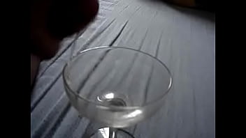 Preview 1 of Bhai Xxnx - Gozando numa taca de cristal