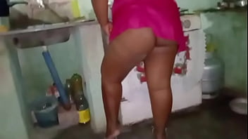 Preview 1 of Botan Sangre - Essa &eacute_ a esposa do meu amigo,  ele me convidou pra jantar e olha o ela aprontou enquanto ele foi no mercado