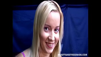 Preview 1 of Xxx Mom And Son Offices - Velho transando com ninfeta