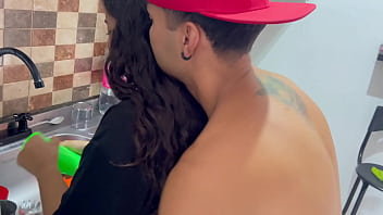 Preview 1 of Moms And Sons Grind Her - Aprovecho que mi hermanastra limpia la cocina para invitarla a coger duro.