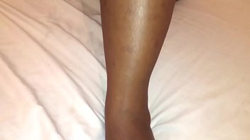 Preview 1 of Indian Girl Ogasm - A melhor foda na cama com a mulata mostrando os p&eacute_s (assista completo no RED exclusivo)