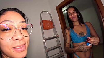 Preview 1 of Big Hot Nose - Vicky Simons tenta o desafio com Tikinho para faturar 10.000