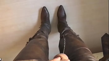 Preview 2 of Skinny With Silicone - braune Lederjeans vollgepisst