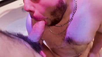 Preview 2 of Xxx Vido Indain - Mamando 24cm do Erick Diaz Na Banheira do Motel Chique (COMPLETO NO XVIDEOS RED)