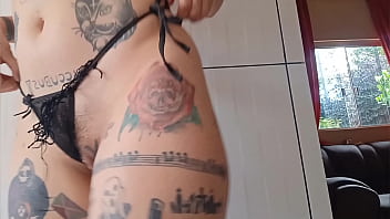 Preview 2 of Hbsex - Peituda exibindo seu corpo tatuado