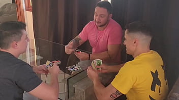 Preview 1 of Sexchat18 - Meu marido chamou alguns amigos para jogar cartas e eu dei um jeito de foder com os 3!! Completo no Red.