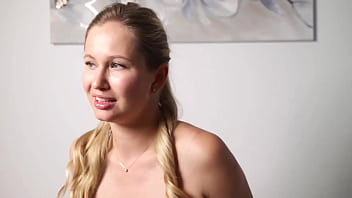 Preview 3 of Vidio Xhamter - Beauty inserts fingers into the ass