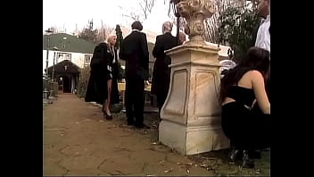 Preview 2 of Amma Pundai Nakkum Padam - A nice blowjob at the wedding among the guests