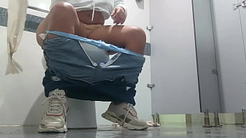 Preview 3 of Vidoes Xx - Grabando a pacientes meando de hospital