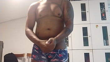 Preview 4 of 10 Year Girls Xxx - Me trocando no vesti&aacute_rio e passando um creme no corpo
