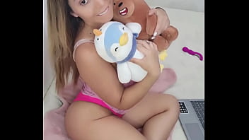 Preview 1 of Young Tenns - Fiz surubinha com os ursinhos ... perdeu minha live de pijaminha? Vou postar o video dela no : bolivianamimi