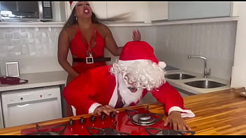 Preview 2 of Ebony Crawl To Me - Duas travesti pauzudas meteram gostoso no papai noel e deixaram o leite no panetone