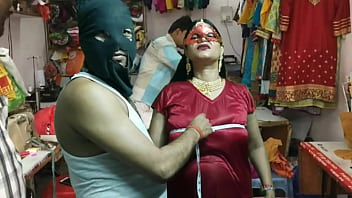 Preview 1 of Egyptian Sharmout - टेलर चाचा जल्दी जल्दी नाप लो और मेरी चू त मार लो