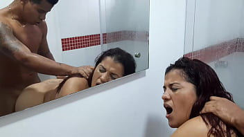Preview 3 of Czechexperiment - Mi madrastra entra mientras me ducho y acabamos follando.
