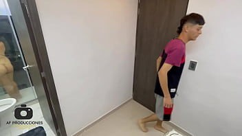 Preview 2 of Praneitha Xxx - Espio a mi madrastra MILF mientras toma un ba&ntilde_o y hace que me le venga en sus grandes tetas. H.L.