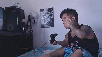 Preview 1 of Boydydi Fox - a ella le encanta entretenerse chup&aacute_ndome la polla mientras yo estoy en el computador jugando