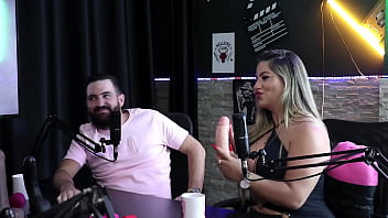 Preview 2 of Porn Nude Lactatin - Safada demonstra seu boquete,  mostra a buceta depois de dizer que gosta de engolir tudo na hora do sexo oral,  ele tem o pau m&eacute_dio - Juli Figueir&oacute_ e Felipe Larrossa (SHEER/RED)