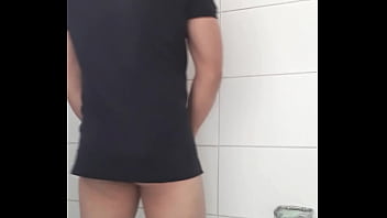 Preview 1 of Mujeres Dedos - se me pone dura la verga en el ba&ntilde_o y mira como juego con ella