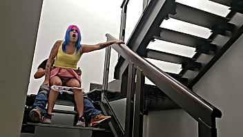 Preview 4 of Sunny Leon Blio Flim - &iexcl_Andele Vecina un rapidin aqu&iacute_ en las escaleras!,  por poco nos descubren no mames!