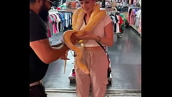 Preview 2 of Sunny Leone Sex Xnxn - I love BIG snakes!! Comment your snake
