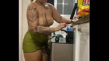 Preview 2 of Www Sunny Leone Tucks 2 - FAZENDO LIVE NA COZINHA DE MINI SAIA MOSTRANDO A BUCETA GORDA