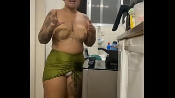 Preview 1 of Www Sunny Leone Tucks 2 - FAZENDO LIVE NA COZINHA DE MINI SAIA MOSTRANDO A BUCETA GORDA