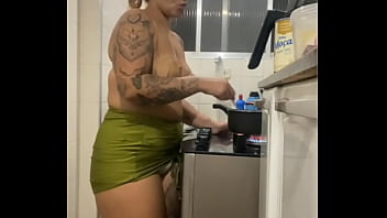 Preview 4 of Www Sunny Leone Tucks 2 - FAZENDO LIVE NA COZINHA DE MINI SAIA MOSTRANDO A BUCETA GORDA