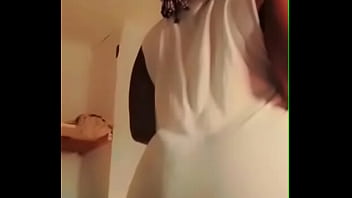 Preview 2 of Hindi India Xnxx Porn - Une belle africaine en train de remuer ses grosses fesses excitante