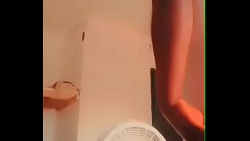 Preview 1 of Hindi India Xnxx Porn - Une belle africaine en train de remuer ses grosses fesses excitante