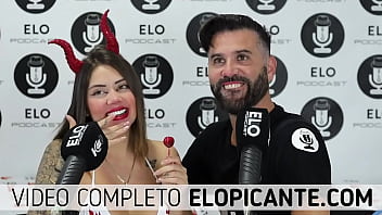 Preview 4 of Pahle Pitai Phir Chudai - ELO PODCAST LE CHUPA LAS TETAS A SARA BLONDE EN EL CUARTO PICANTE