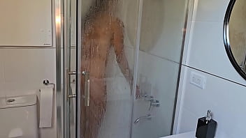 Preview 3 of Spreading Sex Mom - Madrastra me seduce para que la vea masturb&aacute_ndose en la ducha