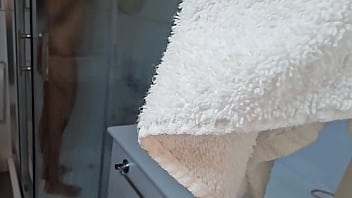 Preview 1 of Spreading Sex Mom - Madrastra me seduce para que la vea masturb&aacute_ndose en la ducha