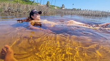 Preview 2 of Mom And Son Best Bath Time Fuck - Novinha Branquinha Gostosa Conhecendo a Praia de Nudismo Primeira Vez | Bruninha Fonseca &amp_ Joao O Safado