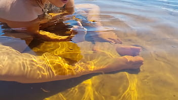 Preview 4 of Mom And Son Best Bath Time Fuck - Novinha Branquinha Gostosa Conhecendo a Praia de Nudismo Primeira Vez | Bruninha Fonseca &amp_ Joao O Safado