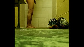 Preview 2 of Gpking Vidio Com - Straighy guy showering spied