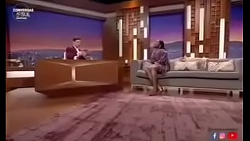 Preview 2 of Uae Garls - Cantora angolana P&eacute_rola deixa um dos seios a mostra na televis&atilde_o