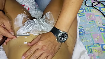 Preview 1 of Malaysian Indian Sex Video - Afeitando con hojilla a mi esposa segunda parte