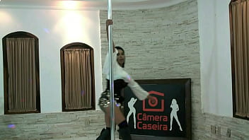 Preview 2 of Jeanss Bukakke - Morena Gata e Gostosa Fica Peladinha no Pole Dance