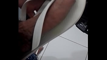 Preview 2 of Onlyindian Porn Mobi - Batendo uma com a Havaianas