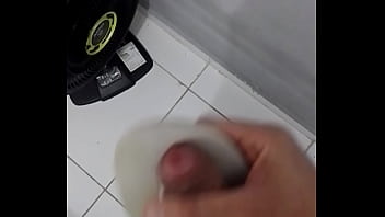 Preview 4 of Onlyindian Porn Mobi - Batendo uma com a Havaianas