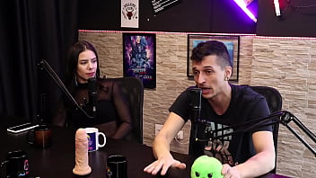 Preview 1 of Xxn 17 Ans - Gostosa fica de peito de fora pra servir um shot ao convidado - Dieni Ga&uacute_cha e Pedro Albuquerque