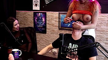 Preview 4 of Xxn 17 Ans - Gostosa fica de peito de fora pra servir um shot ao convidado - Dieni Ga&uacute_cha e Pedro Albuquerque