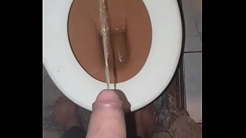 Preview 1 of Helpless Brunette - Mijando gostoso