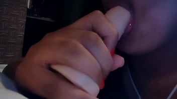 Preview 3 of Indian Bhai With Teenage Dever - MellinaBelle se divertindo com seu brinquedo e mostrando que ama engolir pau